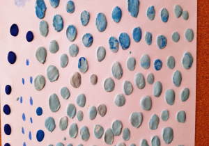 praca plastyczna: deszcz - kartka pokryta kropkami z plasteliny w odcieniach niebieskich i białym